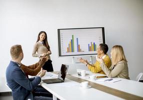 Gruppe multiethnischer Geschäftsleute, die zusammenarbeiten und ein neues Projekt für ein Meeting im Büro vorbereiten foto