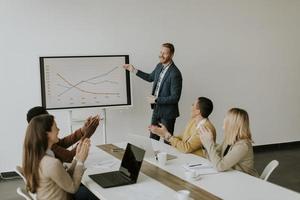 Gruppe multiethnischer Geschäftsleute, die zusammenarbeiten und ein neues Projekt für ein Meeting im Büro vorbereiten foto