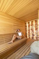 junge frau, die sich in der sauna entspannt foto