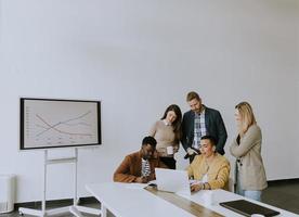 Gruppe multiethnischer Geschäftsleute, die zusammenarbeiten und ein neues Projekt für ein Meeting im Büro vorbereiten foto