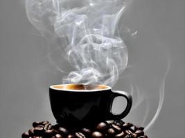 Tasse Kaffee, aus der Dampf aufsteigt. generative KI. foto