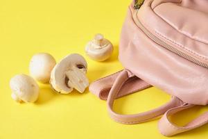 Rucksack aus rosa Öko-Leder und Champignons auf gelbem Grund, veganes Leder aus Myzel foto