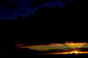 farbige Wolken bei Sonnenuntergang foto