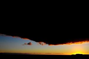 farbige Wolken bei Sonnenuntergang foto