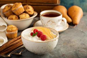 Milchreis mit Himbeeren und Birnen zum Frühstück foto