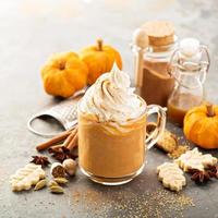 Pumpkin Spice Latte in einem Glaskrug foto