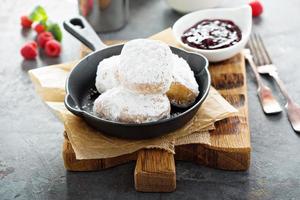 Beignets mit Puderzucker foto