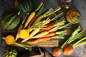 Ein großer Haufen Herbstprodukte, die bereit sind, gekocht zu werden foto