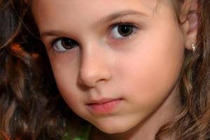 Porträt des kleinen Mädchens mit lockigem Haar foto