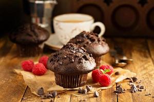 doppelte Schokoladenmuffins mit Himbeere foto