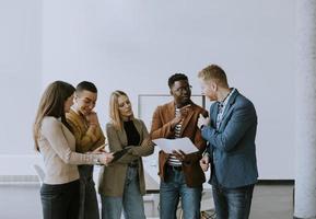 kreatives team, das im modernen büro zusammenarbeitet foto