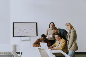 Gruppe multiethnischer Geschäftsleute, die zusammenarbeiten und ein neues Projekt für ein Meeting im Büro vorbereiten foto