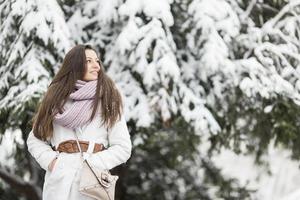 junge Frau im Winter foto