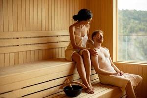 junges Paar entspannt in der Sauna foto