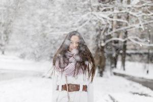 junge Frau im Winter foto