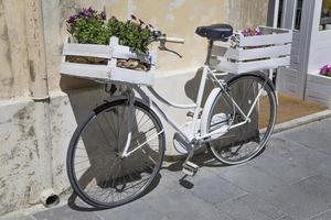 Oldtimer-Fahrrad auf der Straße foto