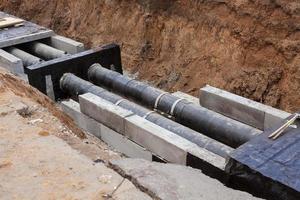 isolierte Rohre im Graben. Rekonstruktion und Austausch von Wasserleitungen. foto