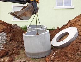 Installation eines unterirdischen Tanks für das Abwassersystem foto