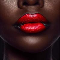 schöne, sexy weibliche Lippen mit rotem Lippenstift foto