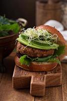 Gegrillter veganer Bohnenburger mit Gemüse foto