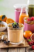 Orangen-Mango-Smoothie mit Müsli foto