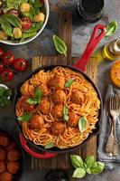 Spaghetti mit Tomatensauce und Fleischbällchen foto