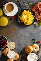 großes Frühstück mit Speck und Rührei foto
