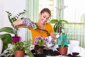 im Garten arbeiten, Töpfe pflanzen. Frau im Garten in Töpfen. Pflanzenpflege. gartenarbeit ist mehr als hobby.schöne hausfrau mit blume im topf und gartenset. heimische pflanzen drinnen pflanzen foto