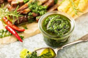 Grüne Chimichurri-Sauce mit gegrilltem Steak foto