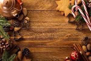 weihnachtshintergrund mit nüssen, gewürzen und kiefer foto