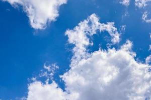 sommerschönheit blaue gradientenwolken mit klaren wolken im sonnenschein ruhiges helles winterwetter helle türkisfarbene landschaft tagsüber, bewegungsunschärfe, rauschen und gewinn. foto