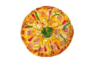 Pizza mit Krabbenstäbchen, Schinken und Käse, sehr hochwertiges Foto auf weißem Hintergrund.