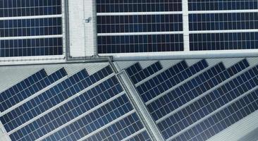 Luftaufnahme von Sonnenkollektoren oder Photovoltaikmodulen. Solarstrom für grüne Energie. nachhaltige Ressourcen. Solarzellen nutzen das Sonnenlicht als Quelle zur Stromerzeugung. Photovoltaik oder PV. foto