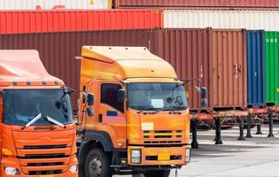 anhängerwagen auf unscharfem logistikcontainerhintergrund. Fracht- und Speditionsgeschäft. Container für den LKW-Transport. Containerschiff für die Exportlogistik. Logistikbranche. Lieferkette. Containerfracht foto