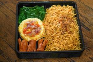 Bratnudel-Bento-Box-Set mit Ei, Wurst und Gemüse foto