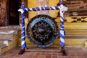 buddhistische skulpturen in einem tempel in bangkok, thailand, ca. mai 2022 foto