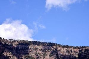 Blick auf einen Hügel und blauen Himmel foto