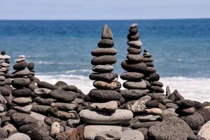 gestapelte Felsen am Meer foto