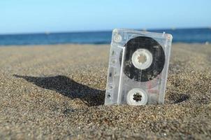 alte retro musicassette auf dem sand foto