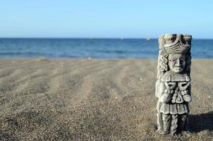 alte Maya-Statue am Sandstrand foto