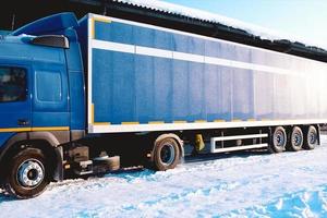 großer LKW mit Anhänger. Frachttransport in einem Container auf einem LKW. foto