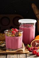 Gesunder Orangen- und Himbeer-Smoothie foto