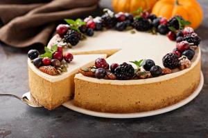 Kürbis-Käsekuchen mit Sauerrahm-Topping foto