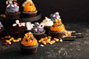 festliche Halloween-Cupcakes und Leckereien foto