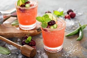 erfrischender sommercocktail mit kirsche foto