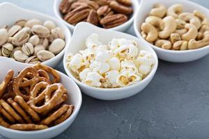 Vielzahl gesunder Snacks in weißen Schalen foto