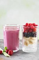 Beeren-Smoothie-Zutaten im hohen Glas foto