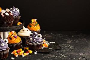 festliche Halloween-Cupcakes und Leckereien foto