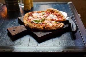 Pizza Margherita frisch gebacken auf einem Tisch im Café foto