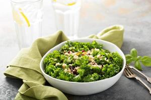 frischer gesunder Salat mit Grünkohl und Quinoa foto
